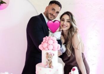 Anna Tatangelo e Giacomo Buttaroni hanno battezzato la figlia Beatrice: festa romantica tra rose, dolci e palloncini, foto