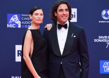 Bianca Balti e il fidanzato Alessandro Cutrera innamoratissimi ai David di Donatello: primo red carpet mano nella mano, foto