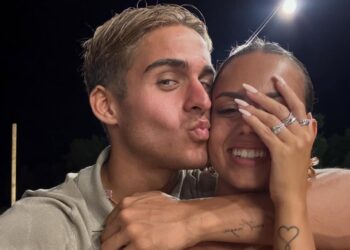 ''L’anno più bello della mia vita'': Davide Bonolis e Martina Dotti festeggiamo il primo anniversario da coppia, ecco cosa le ha regalato lui