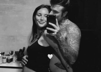 Fedez e Giulia Honegger innamoratissimi: nuova foto a due col pancione di lei lievitato, guarda
