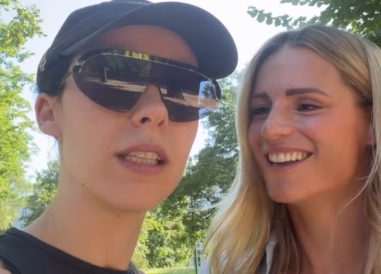 'Troppo giovane per essere una nonna': Michelle Hunziker al parco con Aurora e il piccolo Cesare 'Troppo giovane per essere una nonna': Michelle Hunziker al parco con Aurora e il piccolo Cesare