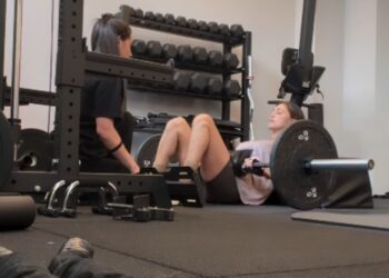 Belen Rodriguez mostra gli esercizi strong in palestra Belen Rodriguez mostra gli esercizi strong in palestra