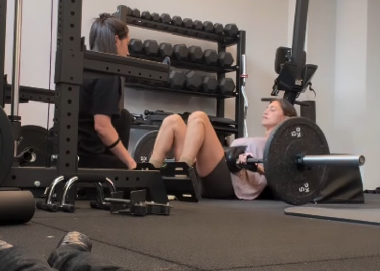 Belen Rodriguez mostra gli esercizi strong in palestra Belen Rodriguez mostra gli esercizi strong in palestra