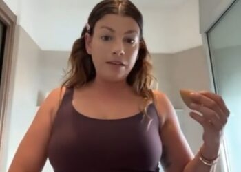 Emma Marrone mostra gli addominali e lancia un messaggio sull'accettazione