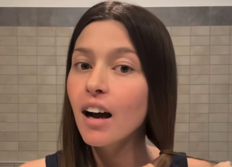 Natalia Paragoni si taglia i capelli prima della chemioterapia