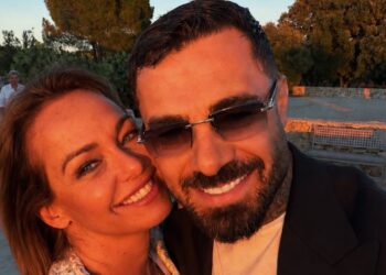 ''Sembra il figlio'': Sonia Bruganelli travolta dal commento velenoso per il selfie col compagno Angelo Madonia, la replica ''Sembra il figlio'': Sonia Bruganelli travolta dal commento velenoso per il selfie col compagno Angelo Madonia, la replica
