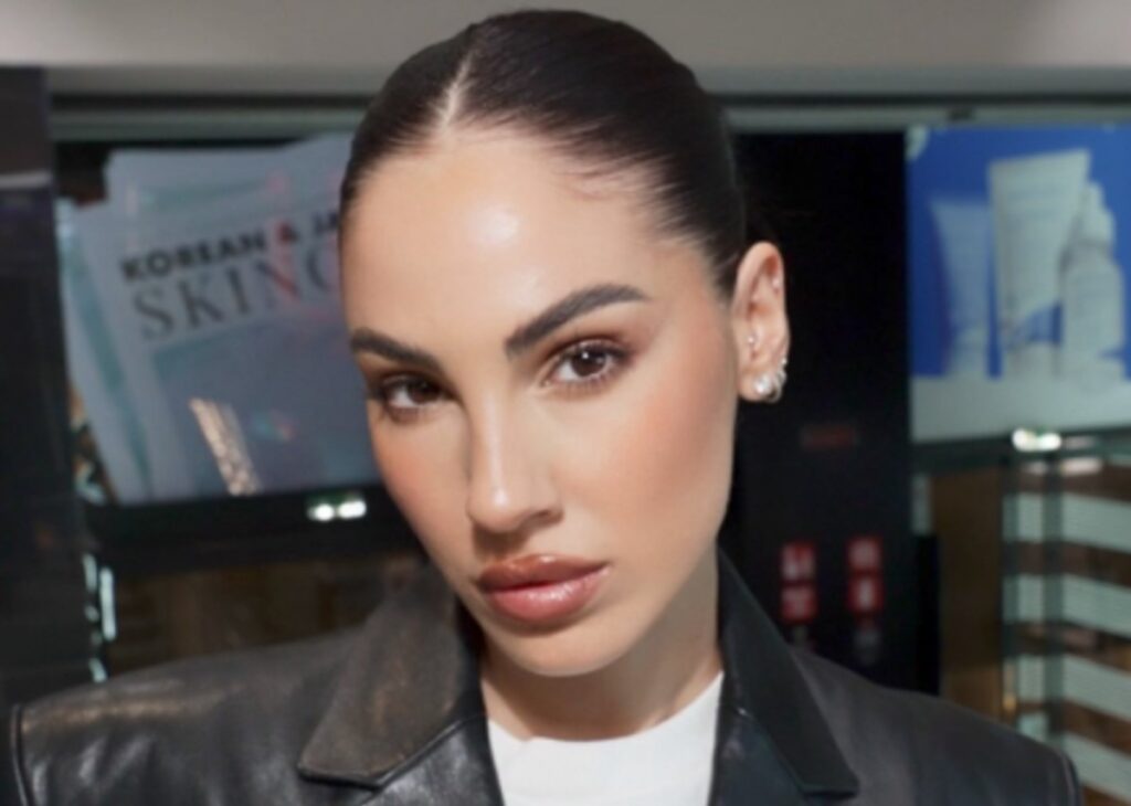 ''E’ stato superato il limite'': Giulia De Lellis furiosa per le foto pubblicate da un noto settimanale in cui lei è al mare con Tony Effe e la figlia ''E’ stato superato il limite'': Giulia De Lellis furiosa per le foto pubblicate da un noto settimanale in cui lei è al mare con Tony Effe e la figlia
