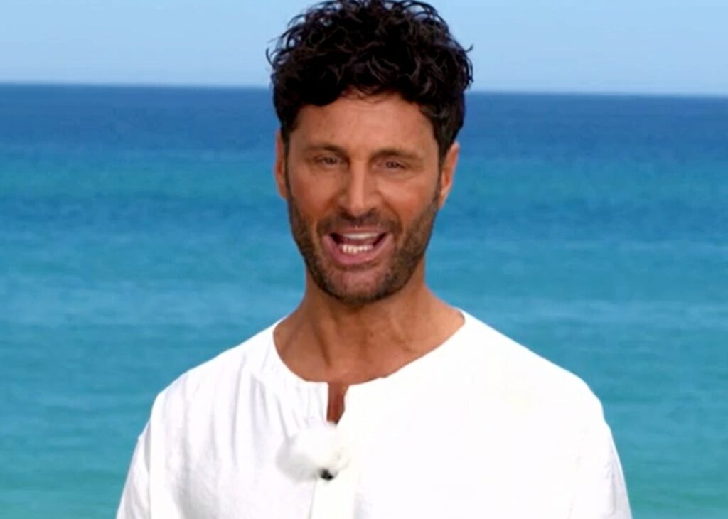 ''La trasformazione in Gianni Sperti è iniziata'': Filippo Bisciglia sfoggia un nuovo taglio di capelli e un look da ‘Messia’ a Temptation Island