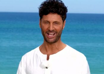 ''La trasformazione in Gianni Sperti è iniziata'': Filippo Bisciglia sfoggia un nuovo taglio di capelli e un look da ‘Messia’ a Temptation Island