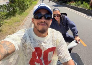 Kim Kardashian e Lewis Hamilton escono allo scoperto: arriva il selfie insieme della coppia, guarda