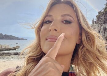 ''Il raro caso della conduttrice che dimagrisce'': Selvaggia Lucarelli svela quanti chili ha perso da quando è nelle Filippine