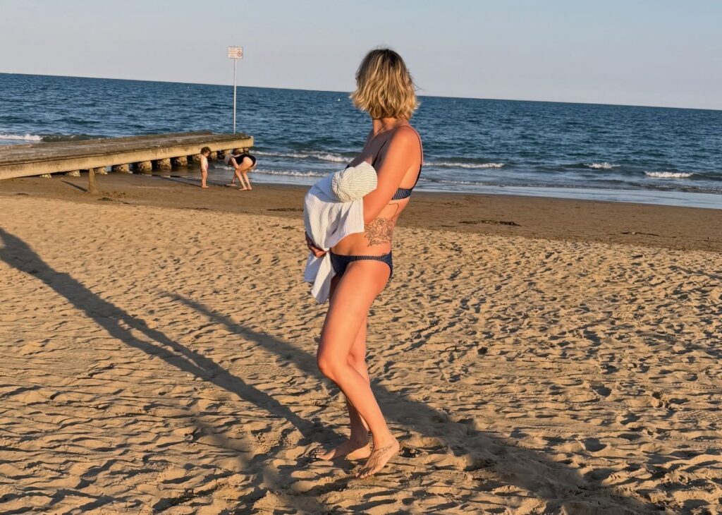 Federica Pellegrini si gode il primo mare da mamma bis con Rachele, la secondogenita di due mesi e mezzo, e Matilde, 2 anni, foto Federica Pellegrini si gode il primo mare da mamma bis con Rachele, la secondogenita di due mesi e mezzo, e Matilde, 2 anni, foto