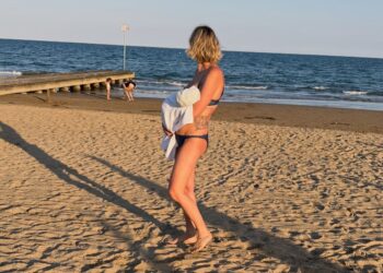 Federica Pellegrini si gode il primo mare da mamma bis con Rachele, la secondogenita di due mesi e mezzo, e Matilde, 2 anni, foto Federica Pellegrini si gode il primo mare da mamma bis con Rachele, la secondogenita di due mesi e mezzo, e Matilde, 2 anni, foto