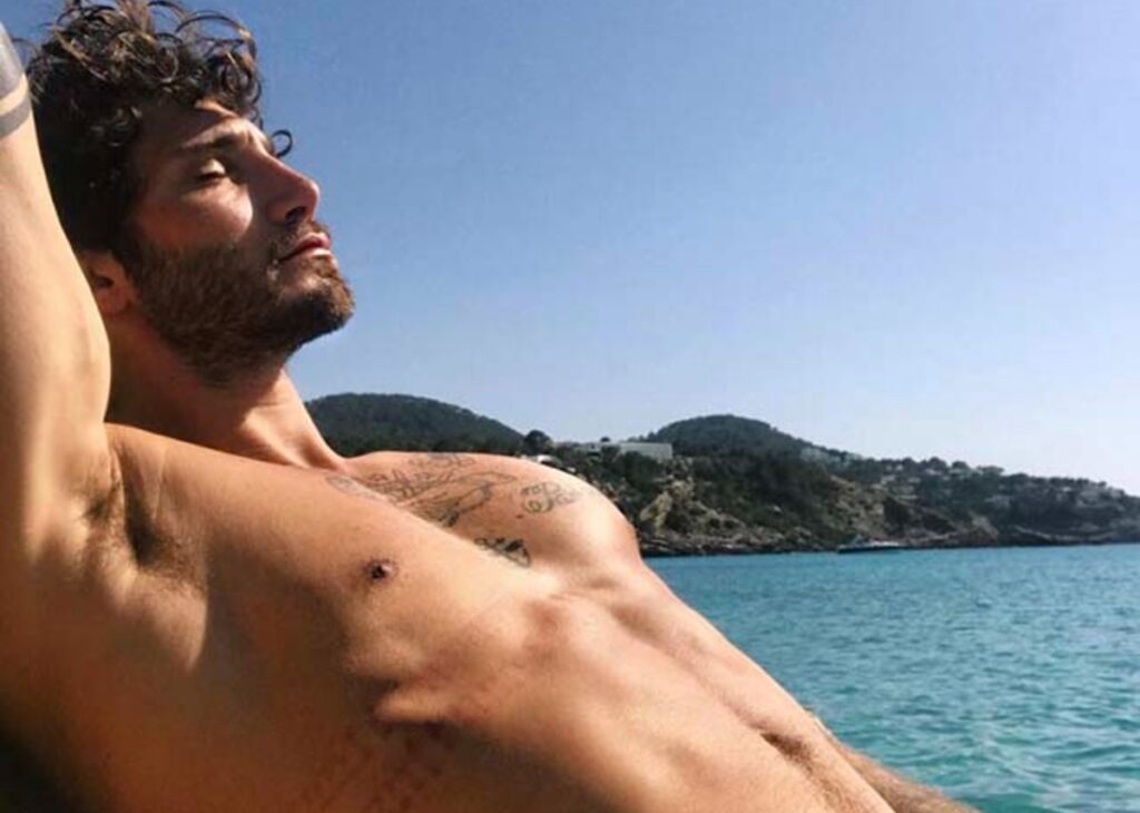 ''Speranza di essere tutt’altro'': Stefano De Martino non si sente affatto un sex symbol e svela i suoi segreti di bellezza